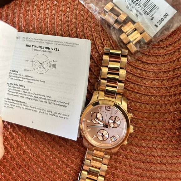 MICHAEL KORS Rose Gold Watch display picture 2